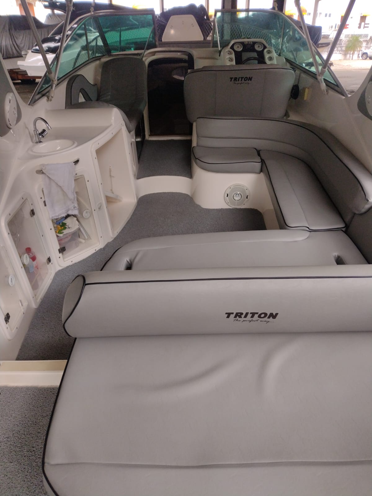 Lancha Triton 27.5 Cabinada