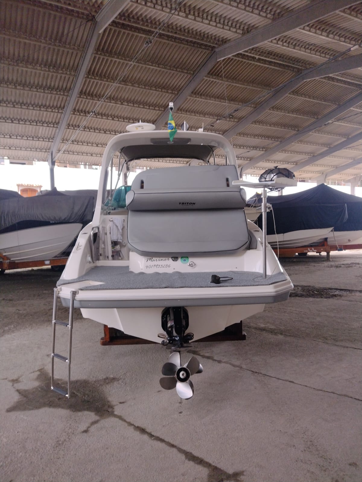 Lancha Triton 27.5 Cabinada