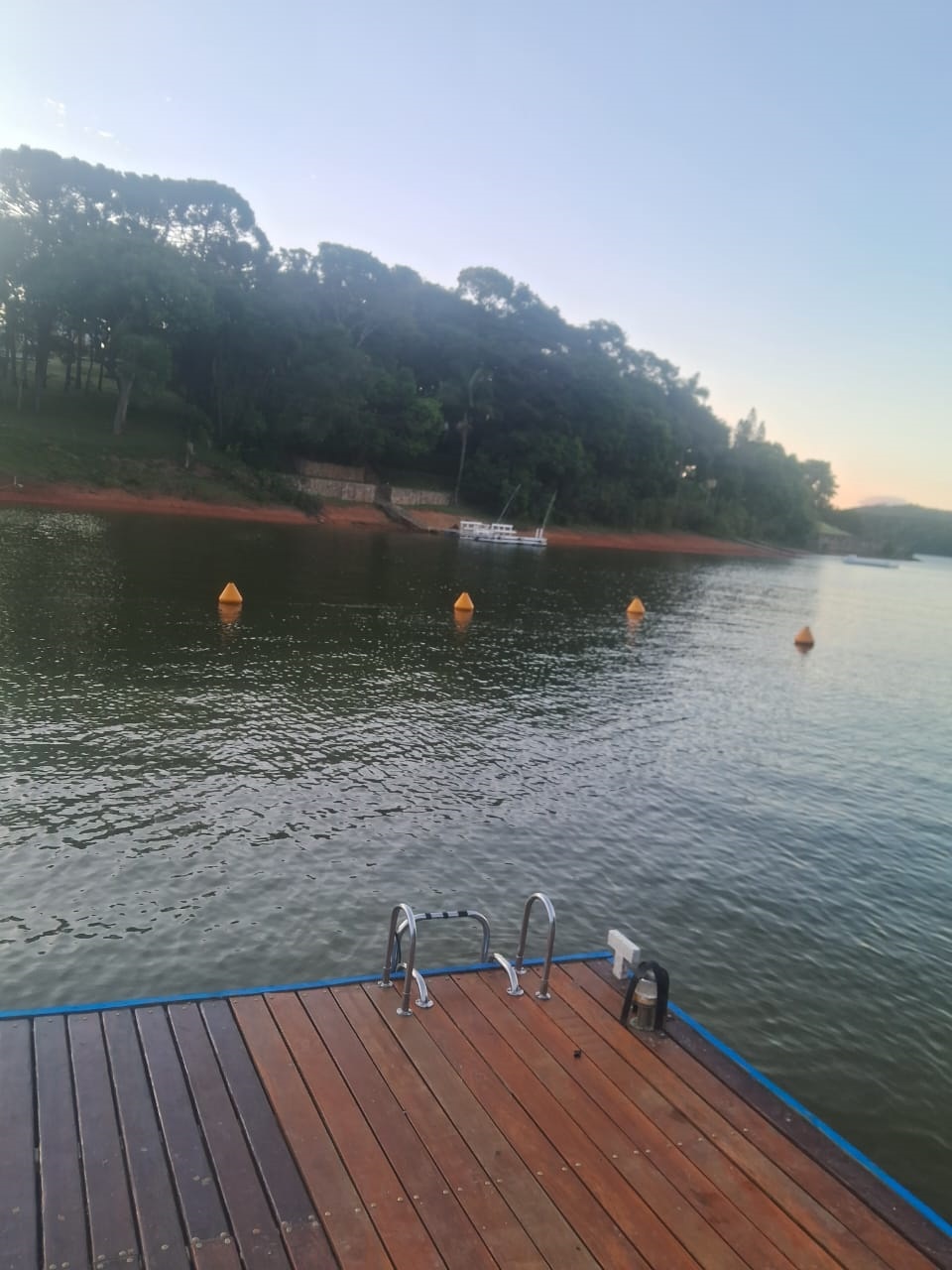 Pier em alumínio com revestimento em madeira e/ou EVA