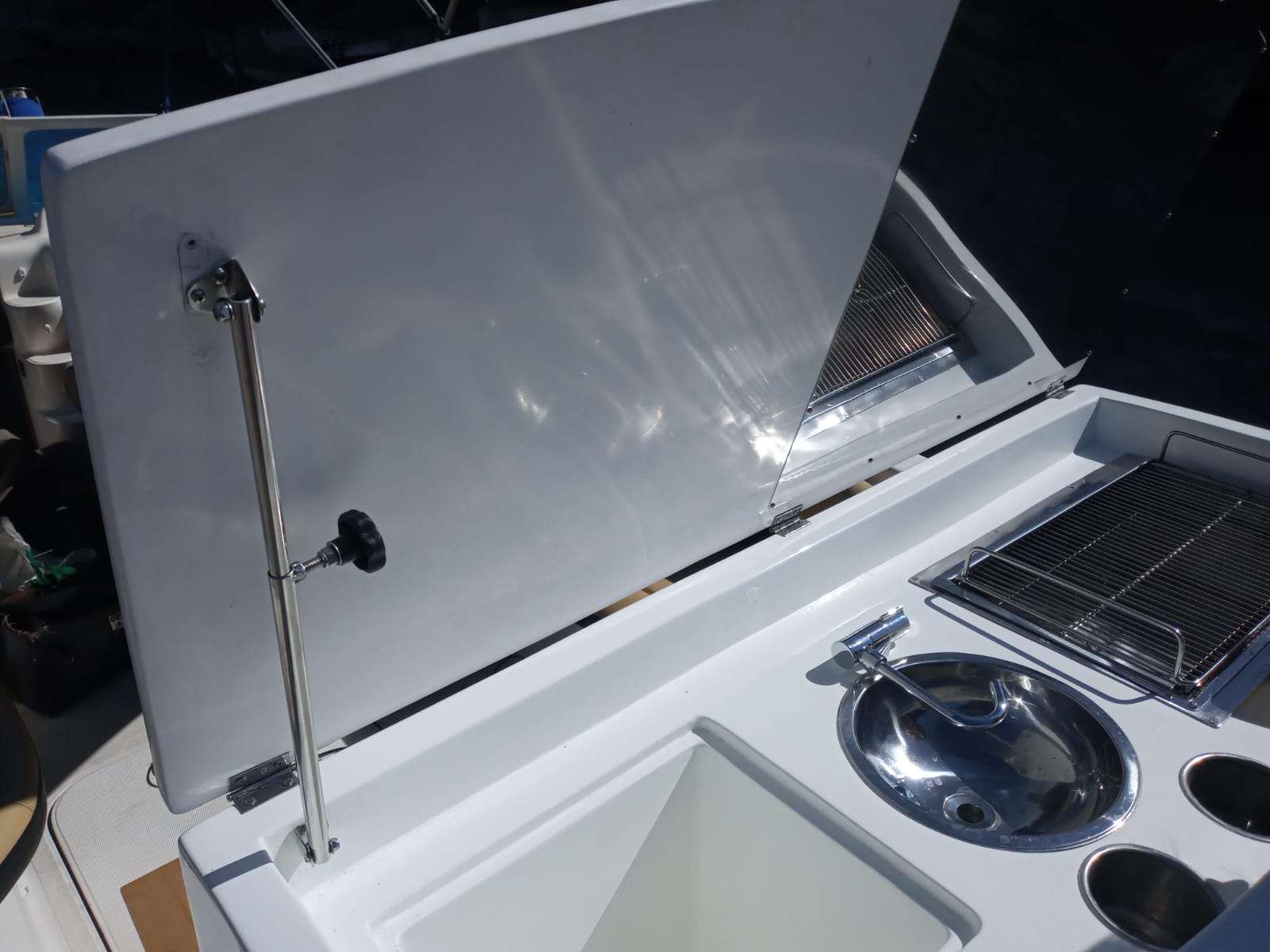 Gabinete / espaço gourmet para lanchas