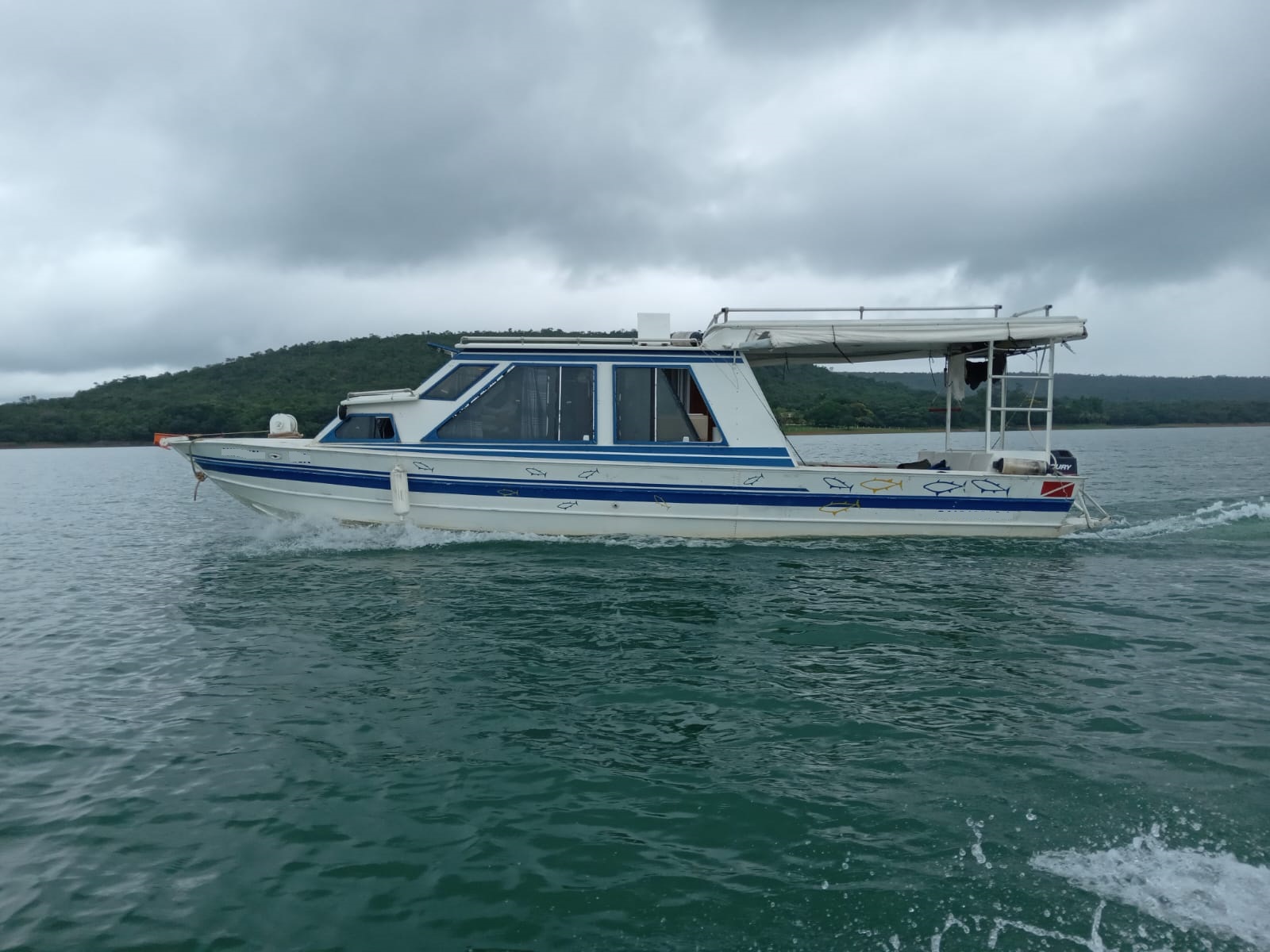 Lancha cabinada em duralumnio Otto modelo C850 ano 2003