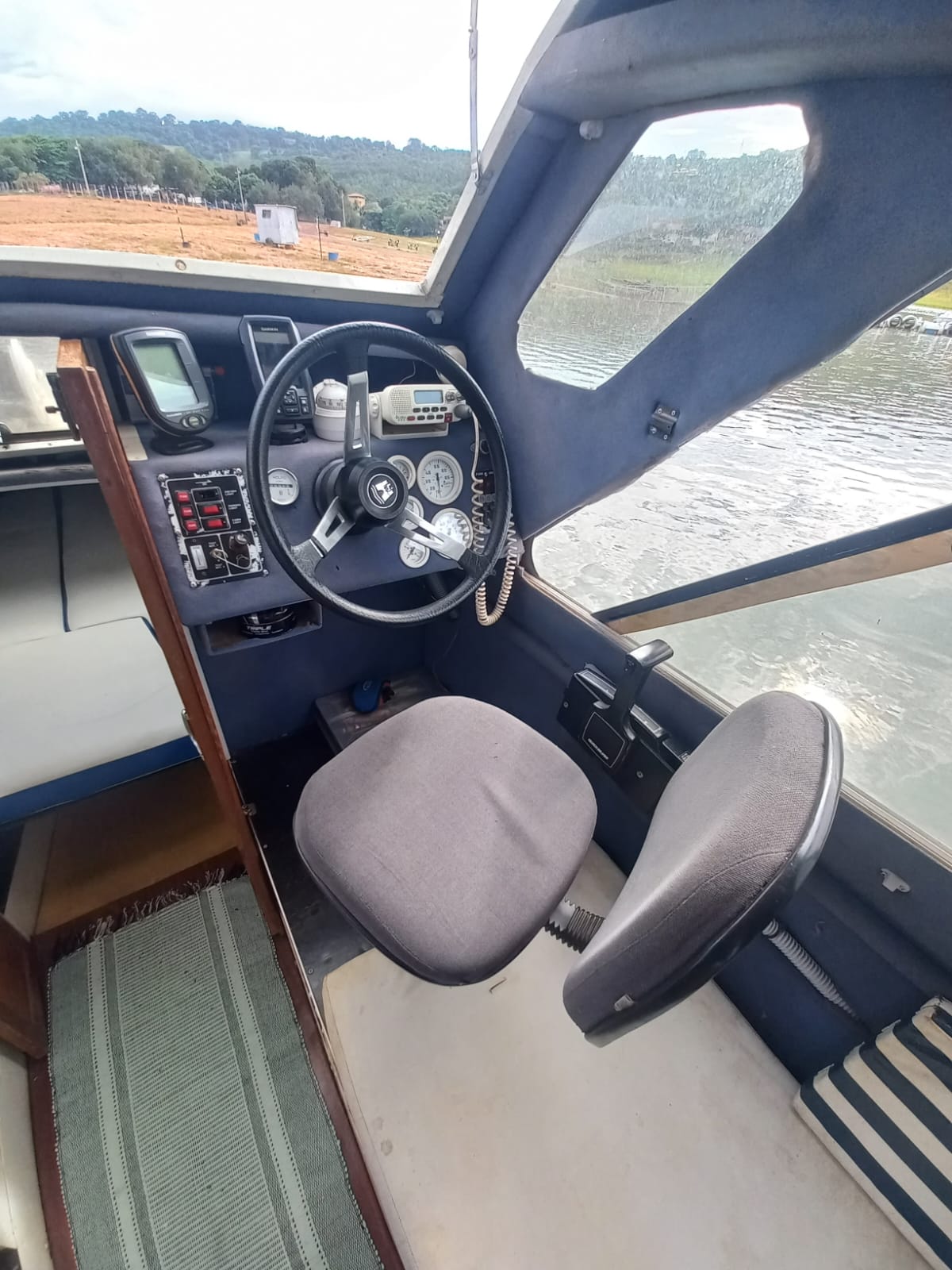 Lancha cabinada em duralumínio Otto modelo C850 ano 2003