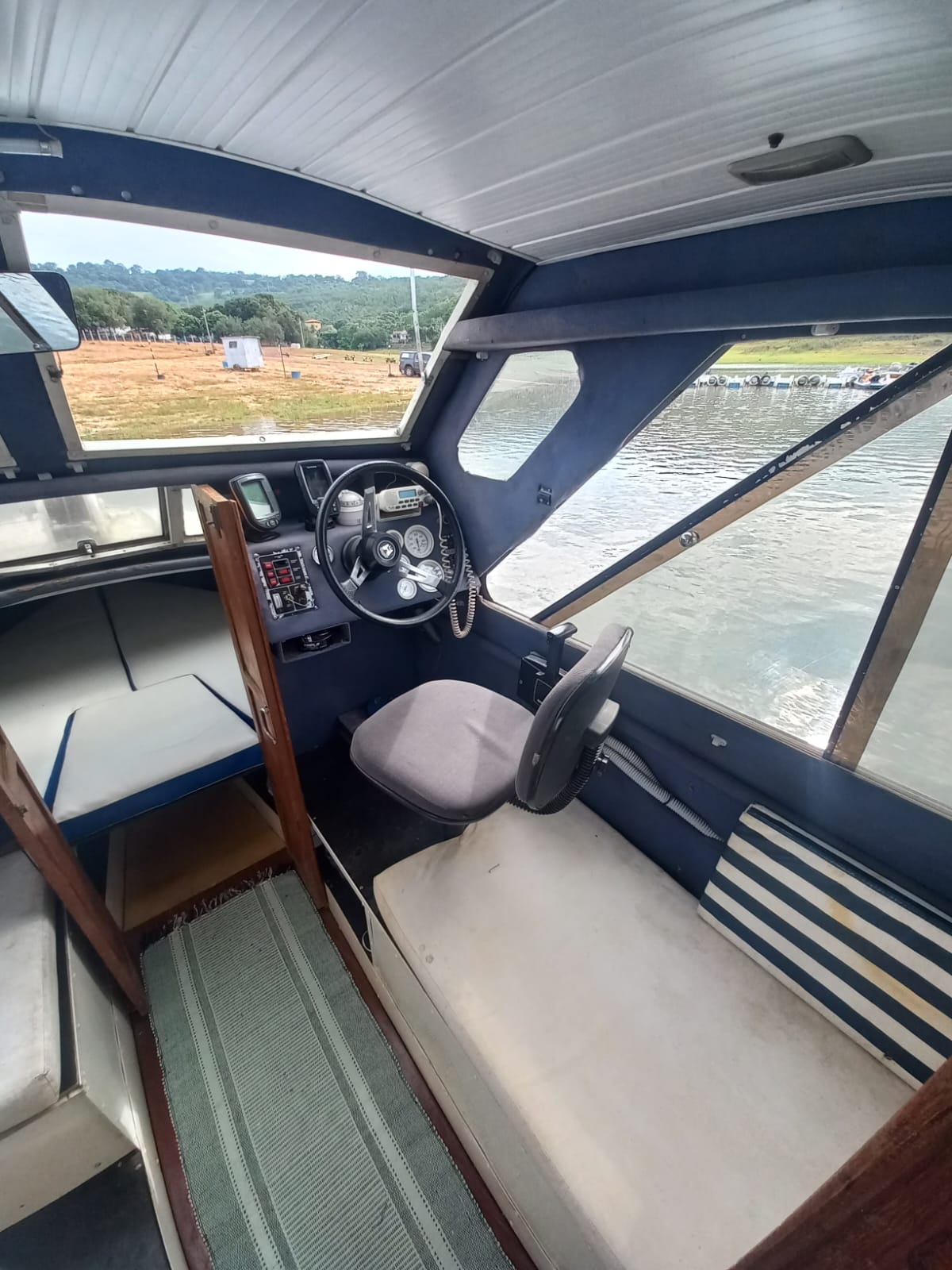Lancha cabinada em duralumínio Otto modelo C850 ano 2003