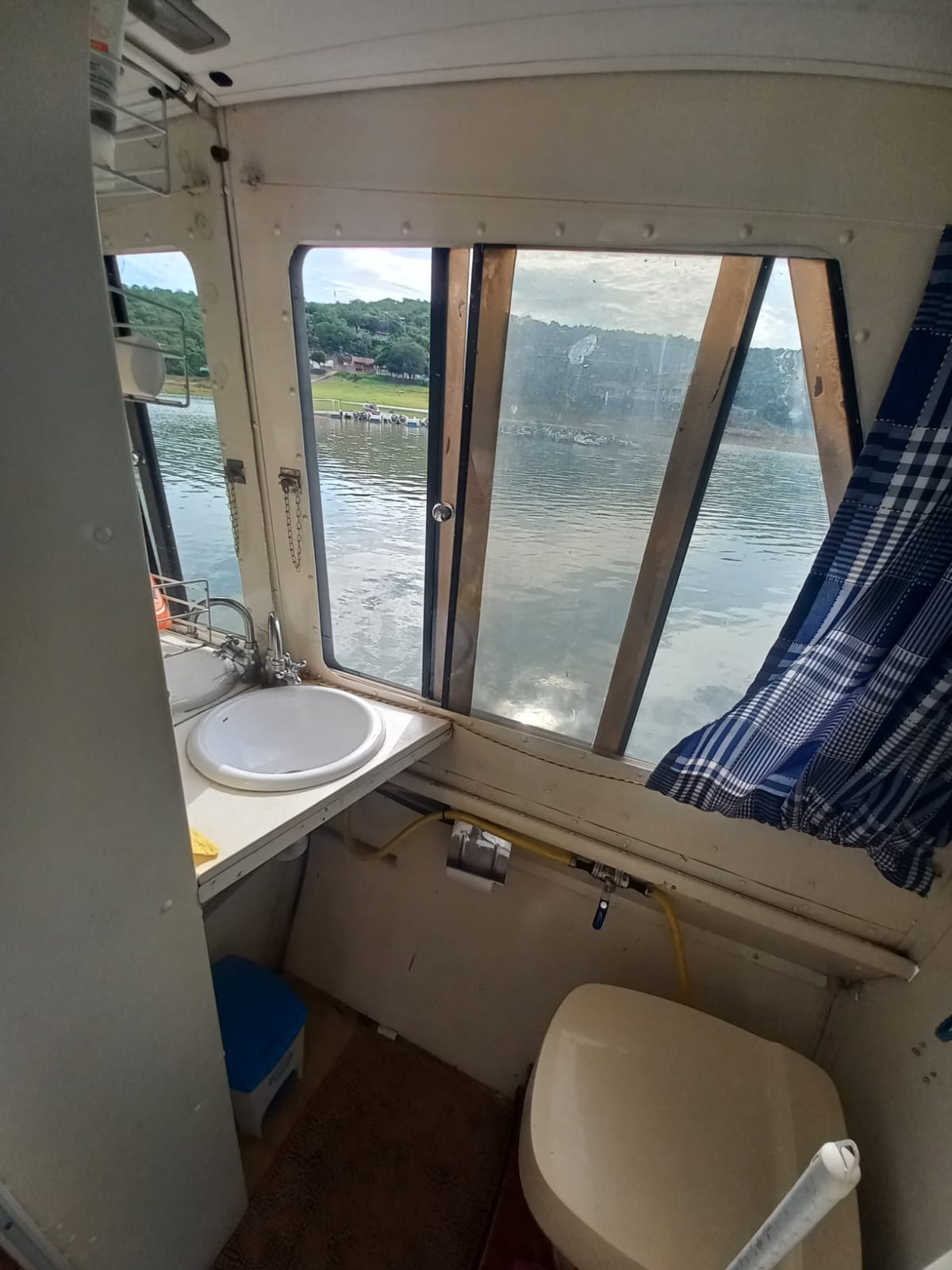 Lancha cabinada em duralumínio Otto modelo C850 ano 2003