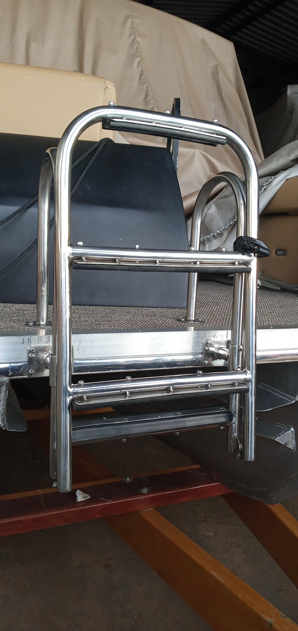 Guarda-mancebo, para-brisa, churrasqueira, escada e peças diversas em aço inox para lanchas.