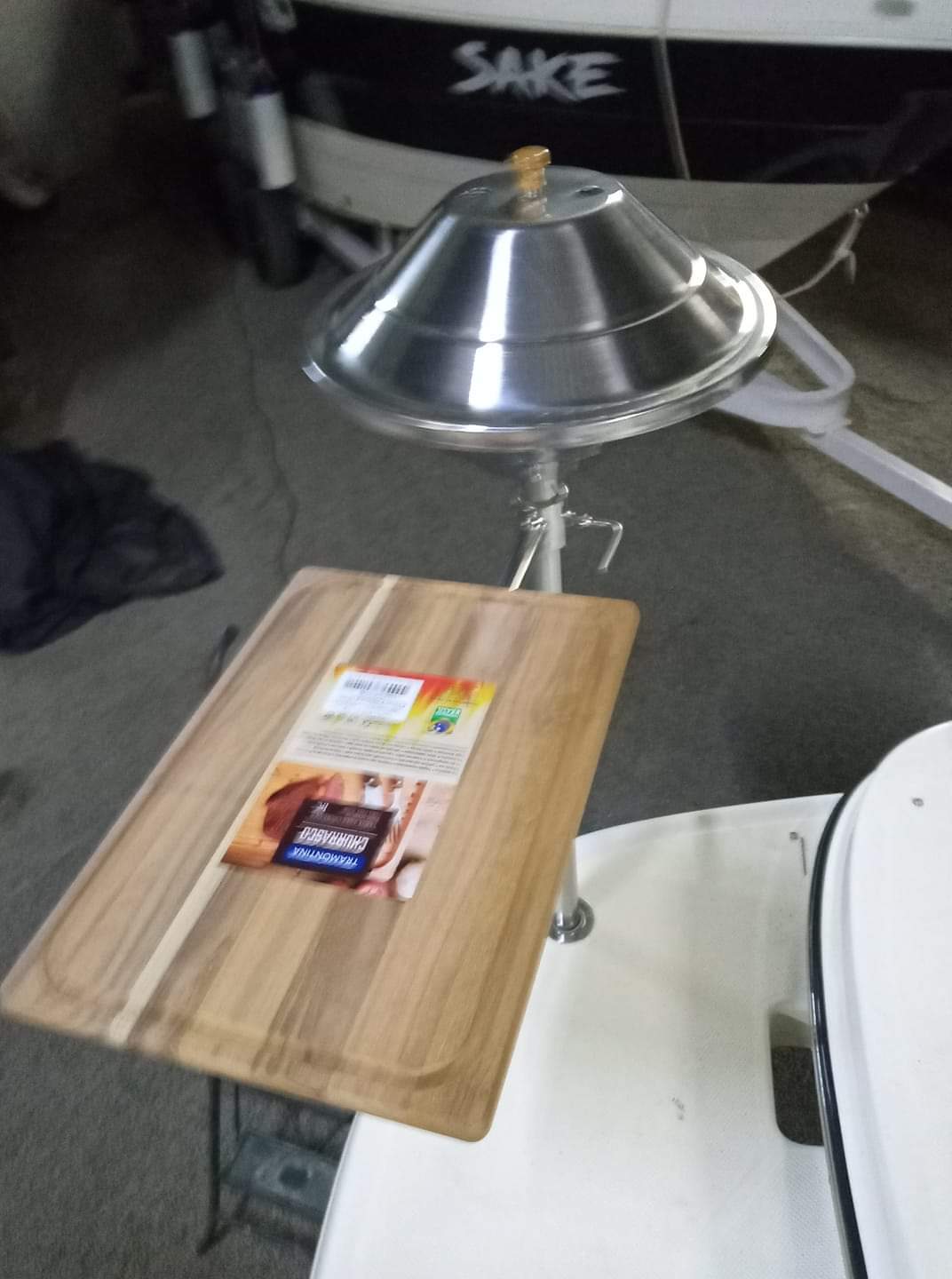 Guarda-mancebo, para-brisa, churrasqueira, escada e peças diversas em aço inox para lanchas.