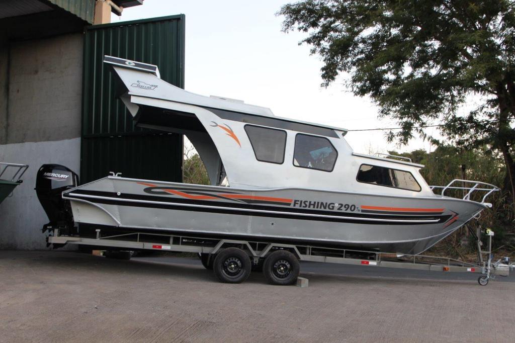 Lancha Cabinada de Alumínio Malloy Modelo Fishing 290TR 