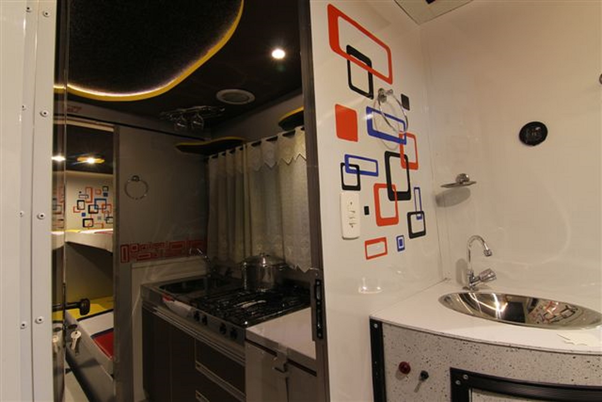 Lancha cabinada Malloy modelo Millenium de 23 até 42 pés