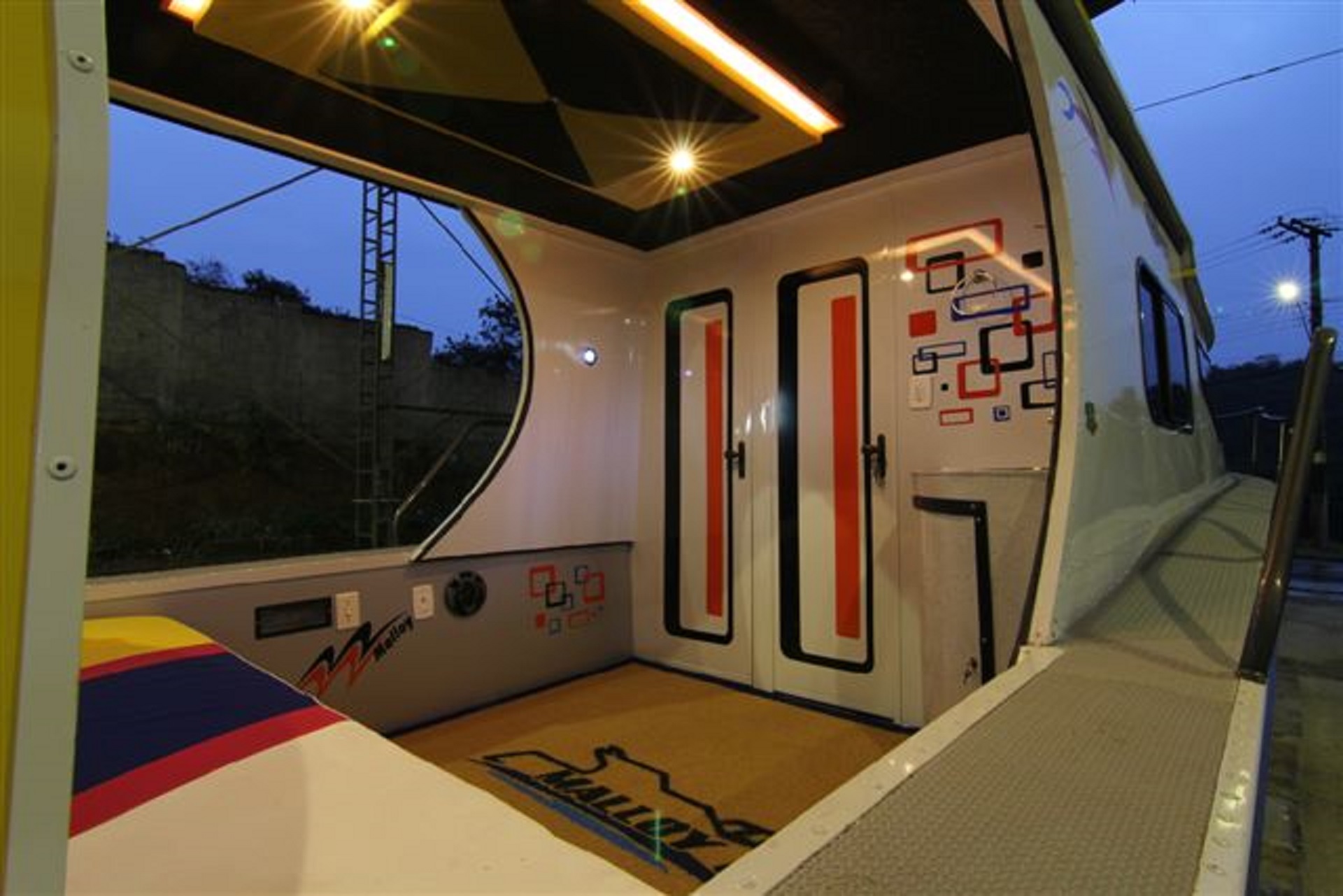 Lancha cabinada Malloy modelo Millenium de 23 até 42 pés
