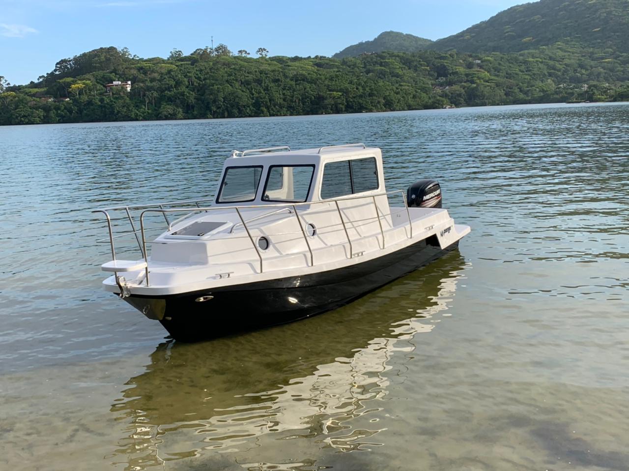 Lancha Panga 23 cabinada em fibra