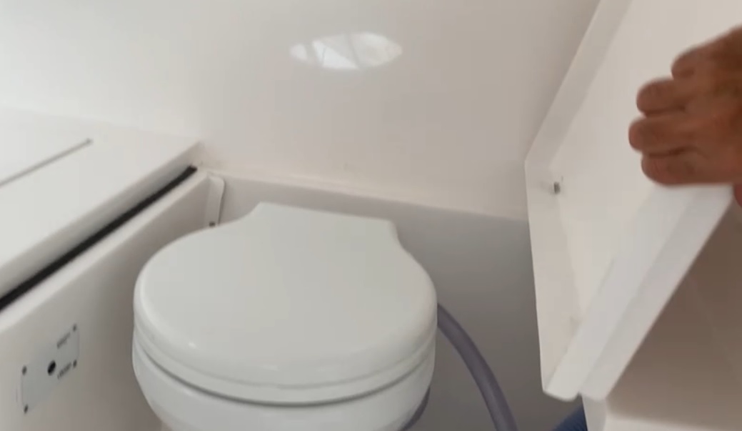 Lancha Panga 23 cabinada em fibra